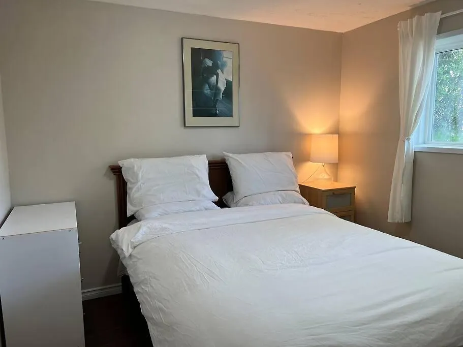 Bright 2-Bedroom Unit Lower Level YYC بيت للعطل