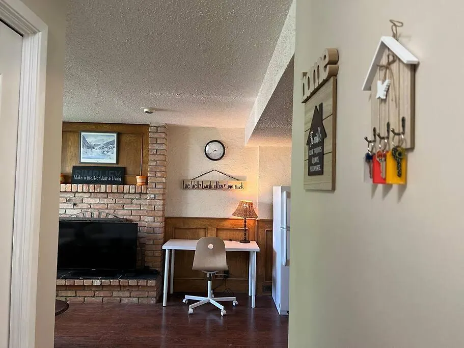 بيت للعطل Bright 2-Bedroom Unit Lower Level YYC